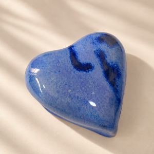 Corazón escultórico de cerámica pequeño– Azul Misterio
