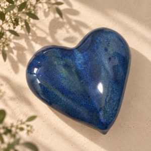 Corazón escultórico de cerámica – Azul noche